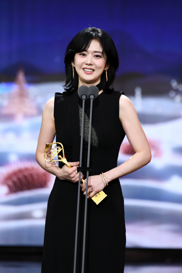  The true SBS daughter...The grand prize will be Jang Na-ra and Roaring Currents → Good Partner, who contributed to the ratings