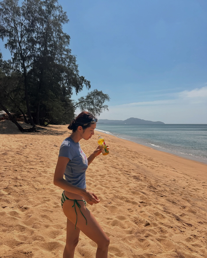  Are you sure you're the mom of two kids?Kim Bin-woo surprises the golden pelvis line behind his perfect swimsuit