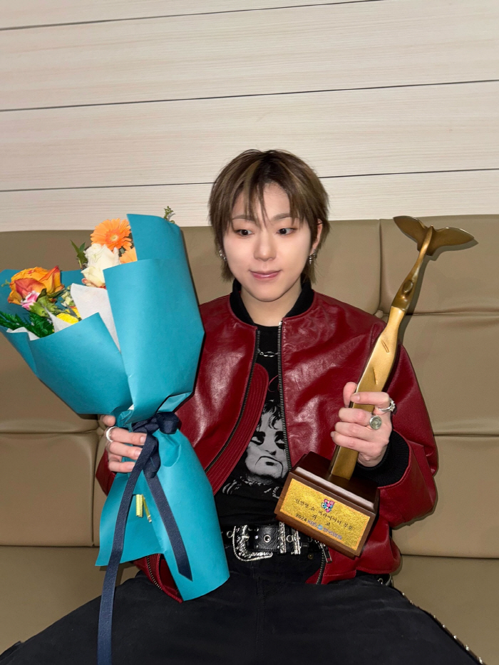 The Seasons ZICO won the Best New Artist award at the KBS Entertainment Awards. It's been 5,000 days since his debut