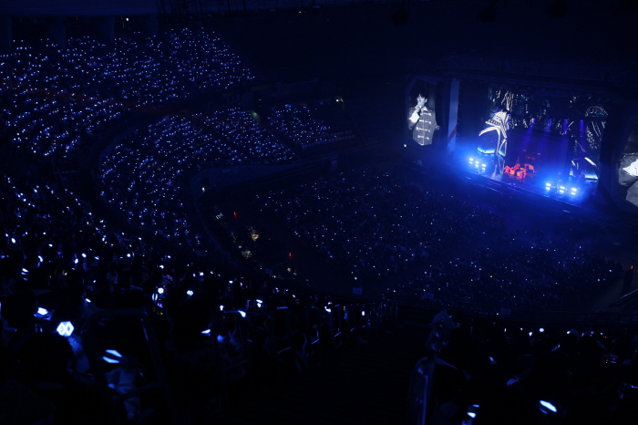 Baekhyun Hosts Christmas Fan Meeting, Unites Fans Worldwide with Heartfelt Performances