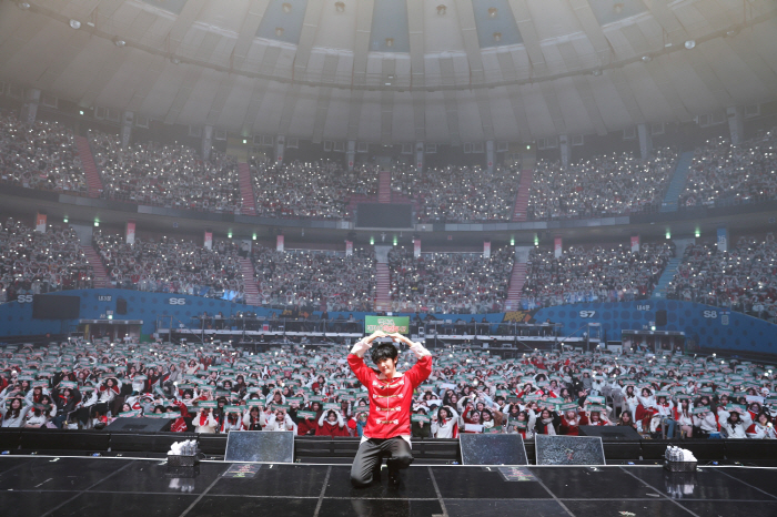 Baekhyun Hosts Christmas Fan Meeting, Unites Fans Worldwide with Heartfelt Performances