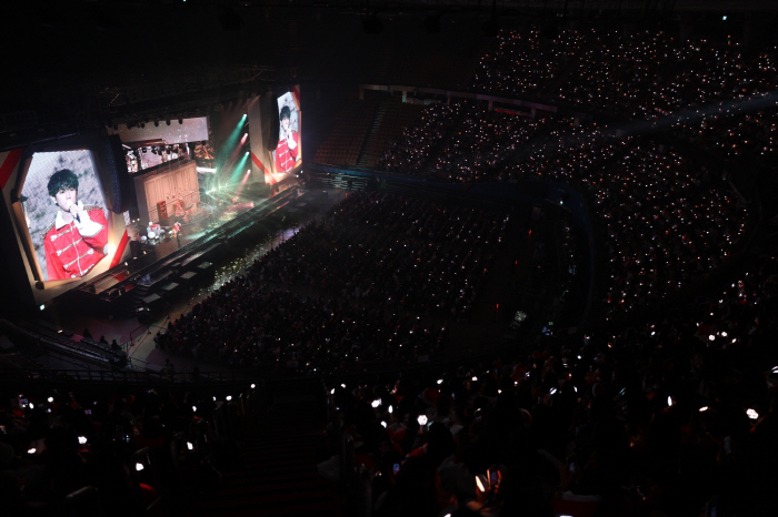 Baekhyun Hosts Christmas Fan Meeting, Unites Fans Worldwide with Heartfelt Performances