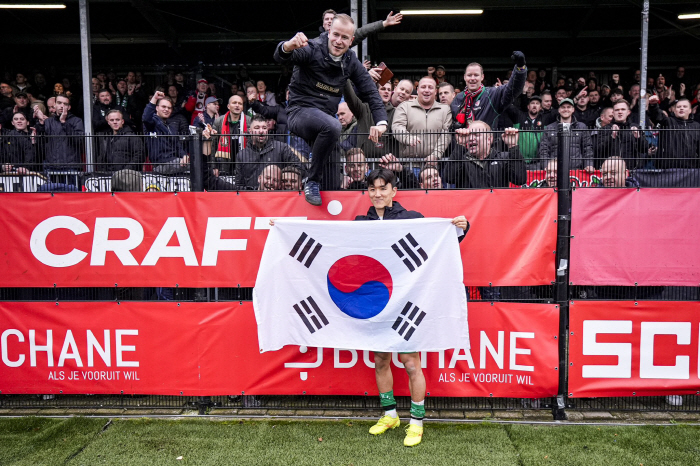 The crazy presence of the Korean branch when Hwang In-beom is not present...Feyenoord closes fourth place in first half