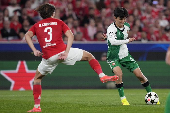 The crazy presence of the Korean branch when Hwang In-beom is not present...Feyenoord closes fourth place in first half