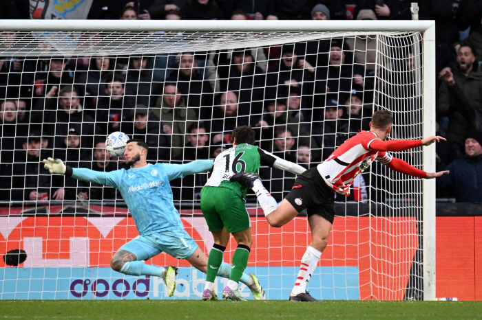 The crazy presence of the Korean branch when Hwang In-beom is not present...Feyenoord closes fourth place in first half