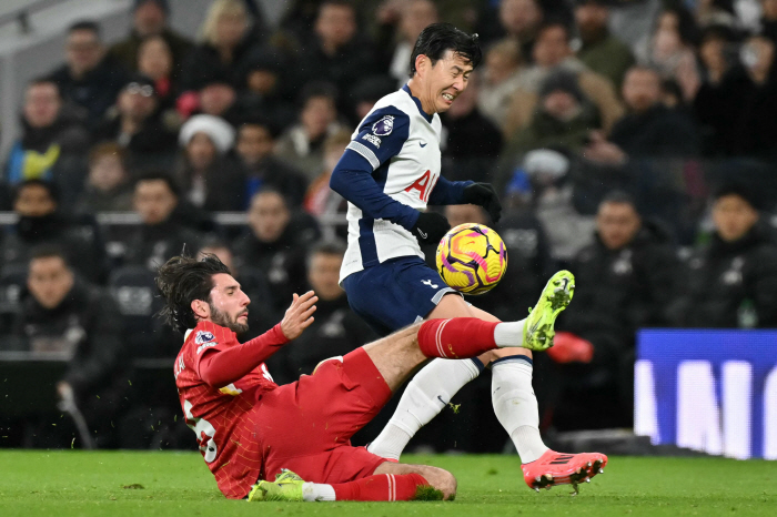 Don't compare with Salah in the future, Son Heung-min's double humiliation, Liverpool 36 disaster, and harsh criticism...Captain, who couldn't raise his head for the worst