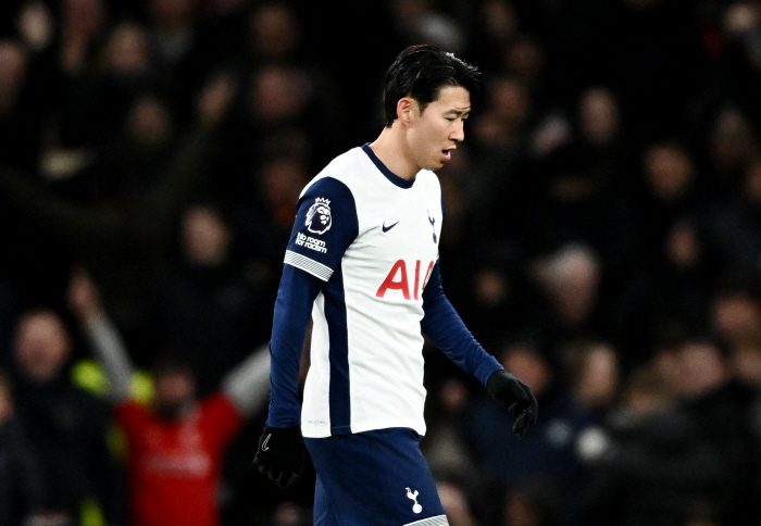 Liverpool Sala Cham Education → Son Heung-min, who is bowing down, is really painful to cry at the protest of the resignation of Tottenham's chairman Levi Out