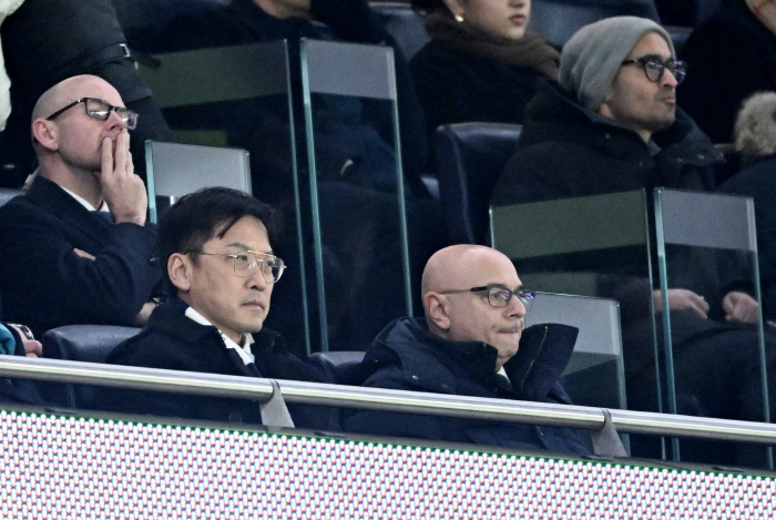 Liverpool Sala Cham Education → Son Heung-min, who is bowing down, is really painful to cry at the protest of the resignation of Tottenham's chairman Levi Out