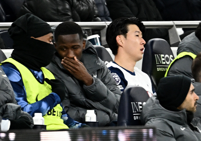 Liverpool Sala Cham Education → Son Heung-min, who is bowing down, is really painful to cry at the protest of the resignation of Tottenham's chairman Levi Out