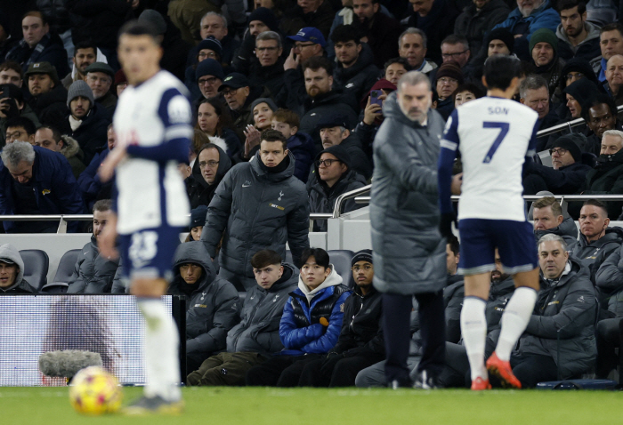 Liverpool Sala Cham Education → Son Heung-min, who is bowing down, is really painful to cry at the protest of the resignation of Tottenham's chairman Levi Out