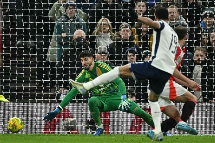 Manchester United GK, who allowed a corner kick goal for meeting Son Heung-min wrong, is destined to be released...Plan for replacement in January