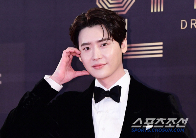 Lee Jong-suk Donates 100 Million Won to Support Children and Vulnerable Patients