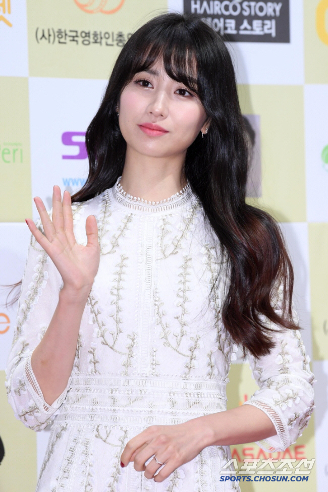 Park Ha-sun was a victim of illegal filming I snatched my cell phone under my skirt