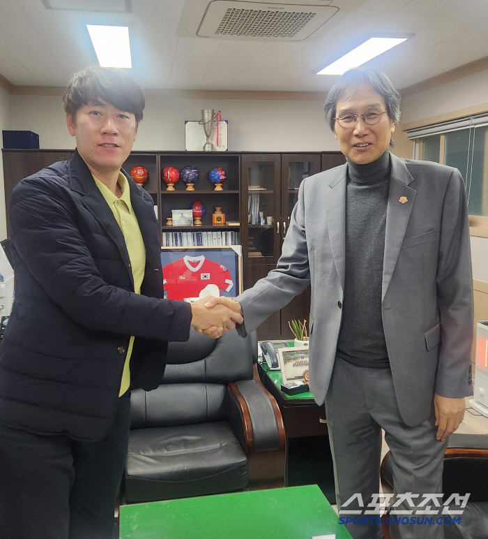 A statement issued by Kim Eun-joong, the representative of Suwon FC's coach, on the extension of the one-year contract and the dramatic harmony. 