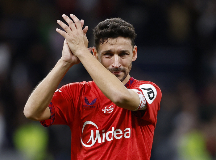 Tears for a minute...Blue-eyed Navas Retires With Rival Fan Standing Ovation, Last 20 Years Has Been A Joy