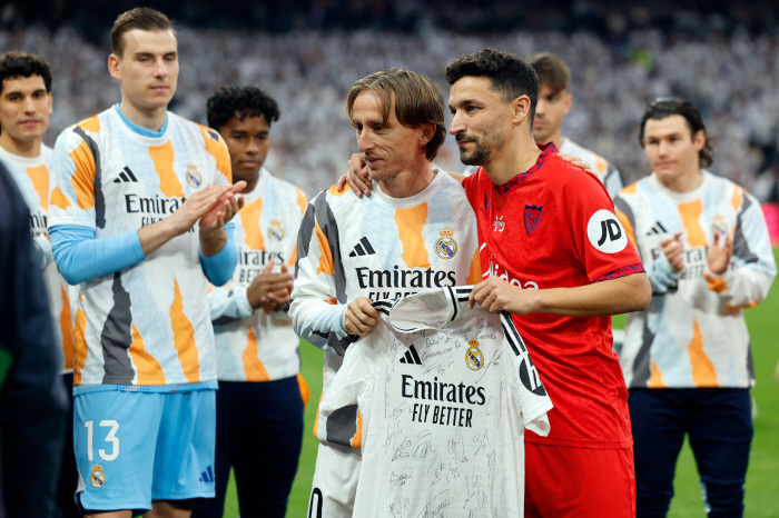 Tears for a minute...Blue-eyed Navas Retires With Rival Fan Standing Ovation, Last 20 Years Has Been A Joy