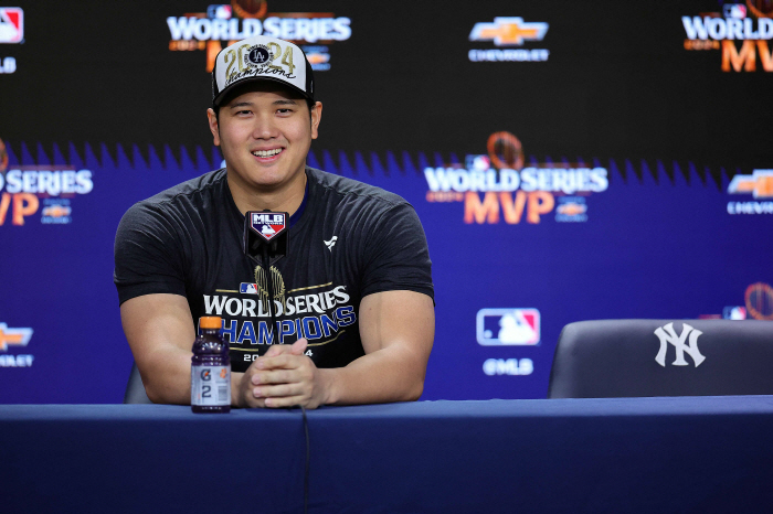 Ohtani  Michael Jordan at the same level, there is no room for disagreement. AP Wins 3rd Men's Sports Player of the Year Award