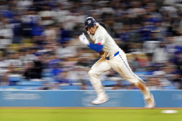 Ohtani  Michael Jordan at the same level, there is no room for disagreement. AP Wins 3rd Men's Sports Player of the Year Award