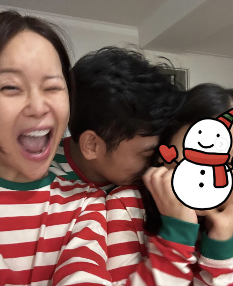 Baek Ji-young ♥ Jung Seok-won, I love you so much on Christmas with your daughter in a couple look!