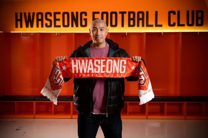  Cha Du-ri and Cha Boom were attracted to Hwaseong FC's first coach entering the K League 2 and their hometown  European experience  star