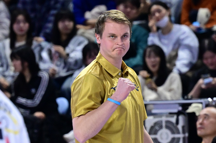 How about the 4th Christmas? The uniform is funny. Korean Air coach is full of playfulness ahead of the 12th-place showdown with Hyundai. 