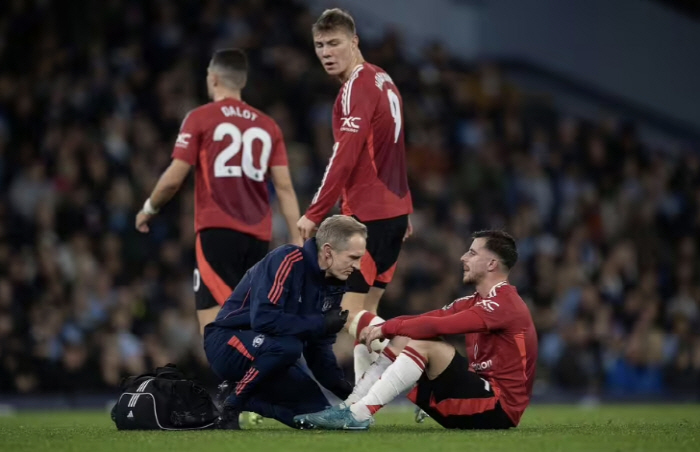 Manchester United's £60 million star collapsed again, injured in 14 minutes OUT → set to return in March 2025 despondent