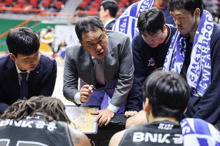  Coach Jeon Chang-jin's fans, who bowed their heads, have been disappointed…