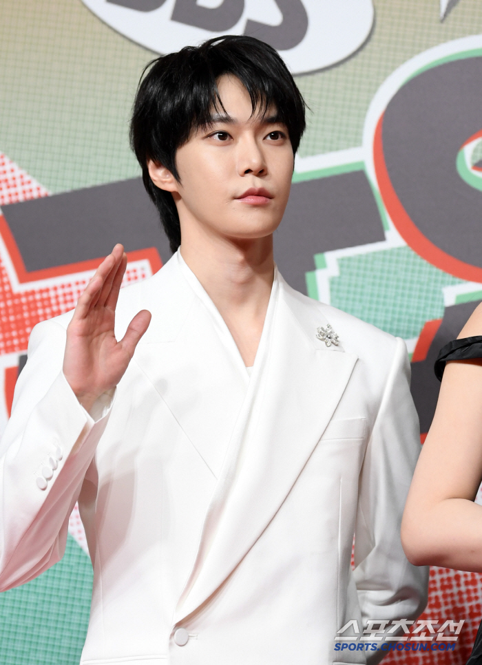  DOYOUNG, MC of 'KBS Music Awards'