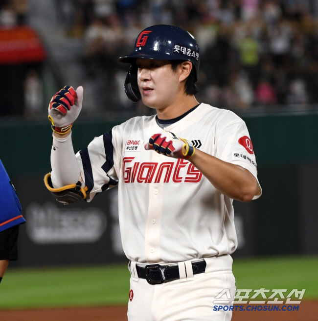 Will he be the on-base king with long-shot power? In fact, minimum annual salary → 100 million...The next goal of the 22-year-old first baseman is 