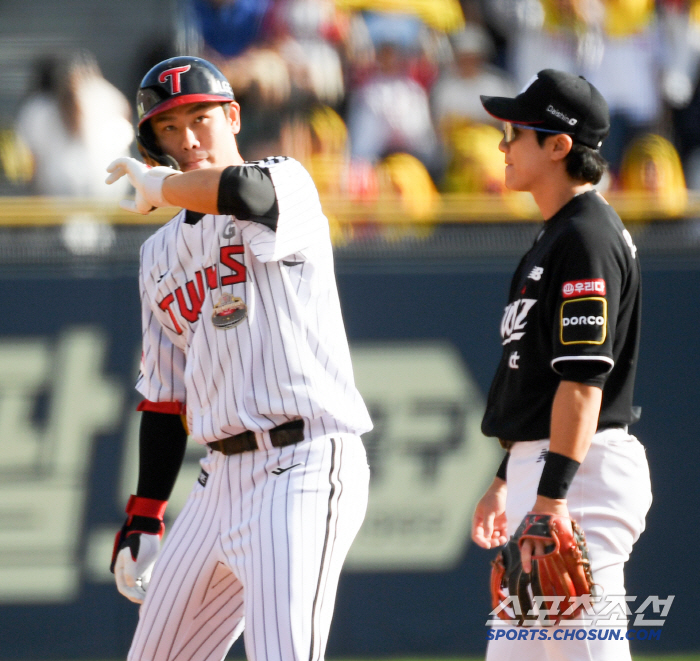 Can LG's best outfielder Hong Chang-ki and non-FA long-term contract Koo Ja-wook exceed 12 billion won in five years since Park Yong-taek