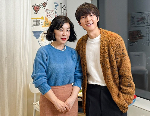 Columbia's behind-the-scenes story was revealed in a surprise move...Song Joong-ki and Choi Hwa-jung are announcing honest talks (I'm Choi Hwa-jung)