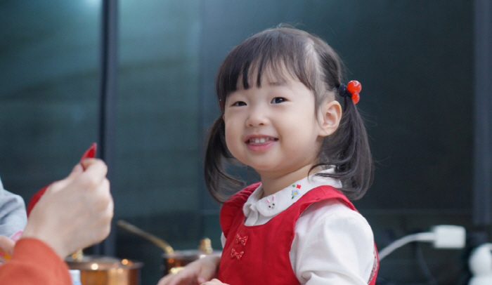 Doctor husband ♥ Lee Jung-hyun's 2-year-old daughter Seo-ah, resembles her father on his first errand in life, Smartie (Pyeon Restaurant) 