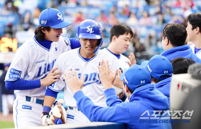 Park Chan-ho vs Park Sung-han 2-way match  Oh Ji-hwan  3-way match? There is also a large artillery hitter born in the 2000s. It's a four-way race. It's a five-way race