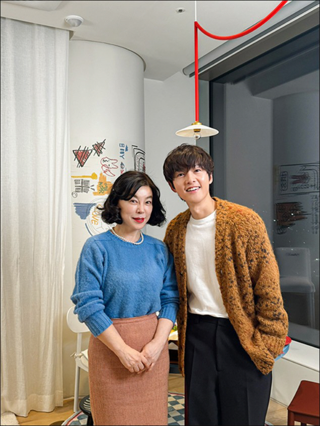 Song Joong-ki Visits Choi Hwa-jeong's House...He became a father of two, and he's working hard to promote