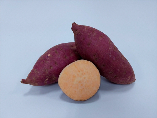 Sweet potato, the best snack in winter. 3 reasons why it's good to eat it with the skin