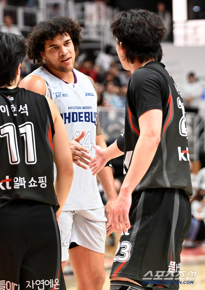 What a surprise! Park Joon-young, who was hit on the chin by a foreign man's struggle of 203cm, was surprised by a sudden knee attack (Suwon site)