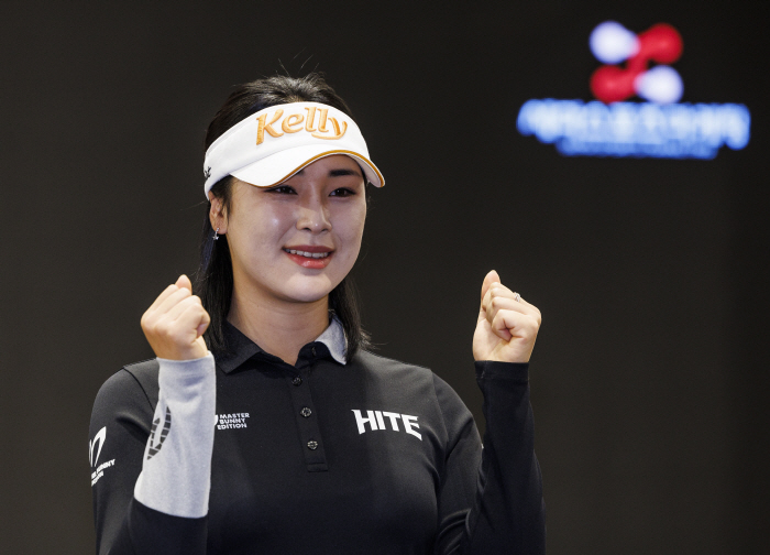 Yoon-na is still discussing what logo to wear to advance to the LPGA, but she has never mentioned money first 