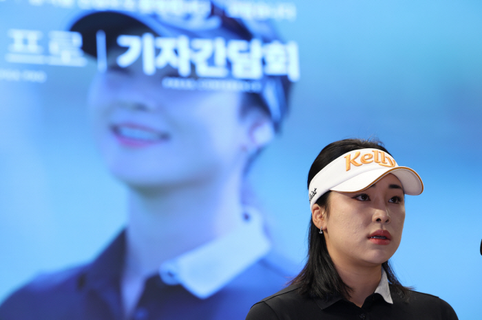 Yoon-na is still discussing what logo to wear to advance to the LPGA, but she has never mentioned money first 