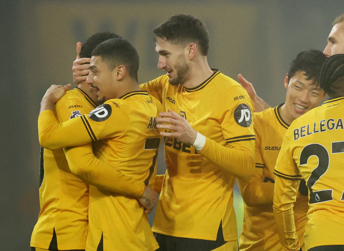 Amorim's Nightmare → The end of the bone drought! Korean man Hwang Hee-chan scored his first goal of the season, Wolverhampton, Bruno's exit won Manchester United's 20th victory → Successfully escaped the relegation zone