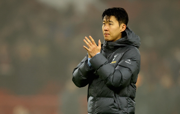 It's hesitant and inefficient! Son Heung-min is the only one who's forced to criticize? It's a lower rating  weaker than the player who left the game. Tottenham lost to Nottingham in 01 shock