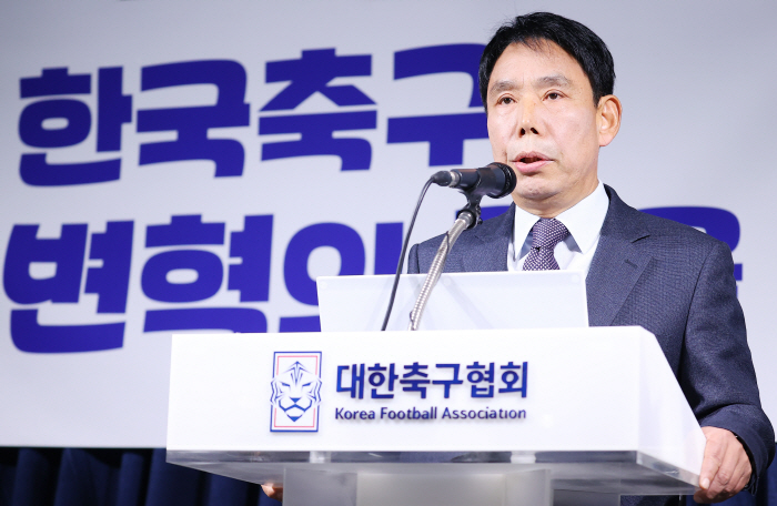 Unification with candidate Huh Jung-moo, professor Shin Moon-sun running for president of the KFA, will take time to think 