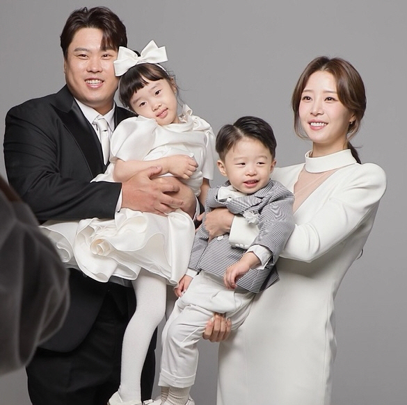 Ryu Hyun-jin takes his first family photo ♥ Bae Ji-hyun's tearful surprise event (Salibam)