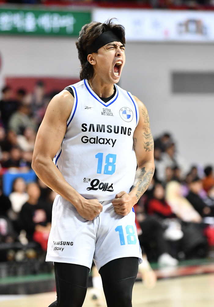 Seoul Samsung scored 16 3-pointers in the first half of the league this season, and escaped the bottom by holding the articles of association