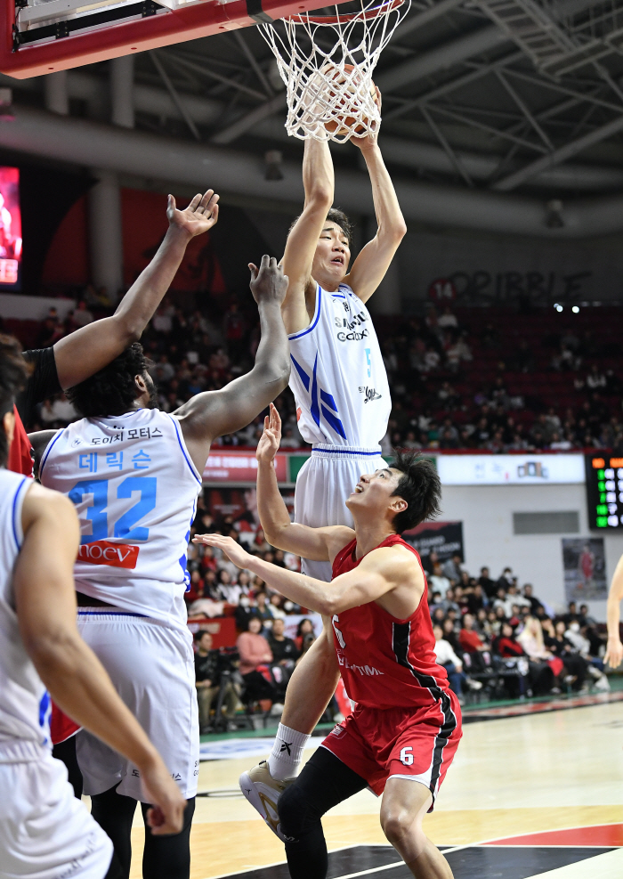 Seoul Samsung scored 16 3-pointers in the first half of the league this season, and escaped the bottom by holding the articles of association