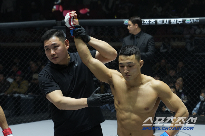 1 minute and 2 seconds until the birth of the new champion. Jeju's Yang Ji-yong wins the KO victory over Asia's strongest Kim Soo-chul in the bantamweight tournament in 2024 Finale 