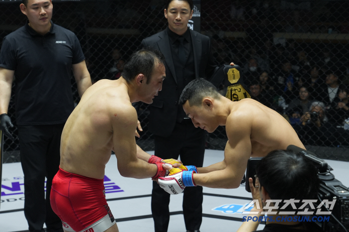 1 minute and 2 seconds until the birth of the new champion. Jeju's Yang Ji-yong wins the KO victory over Asia's strongest Kim Soo-chul in the bantamweight tournament in 2024 Finale 