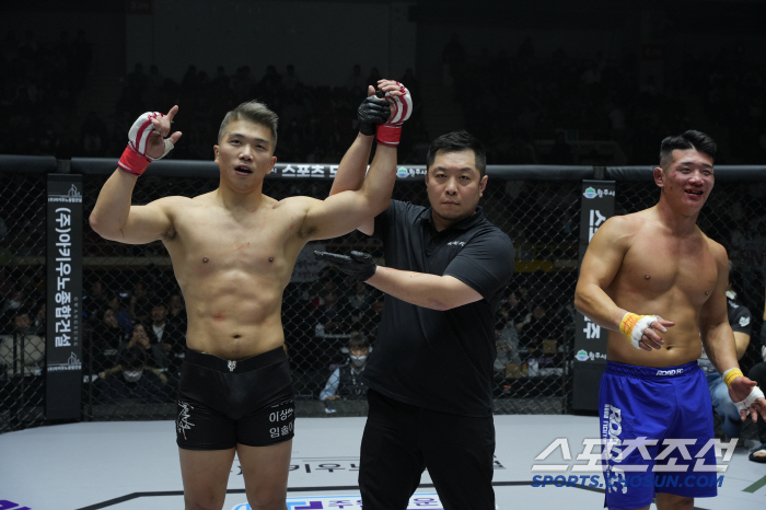 Even if you fall and fall, KO wins with a punch. Lim Dong-hwan became the interim champion of middleweight. Hwang In-soo and Integrated Champion Ghana 