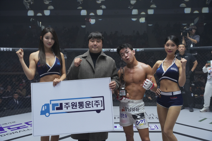 Joo Won-Tong's CEO Kim Sun-sik presents a trophy to Lee Jung-hyun, who won (Road FC)