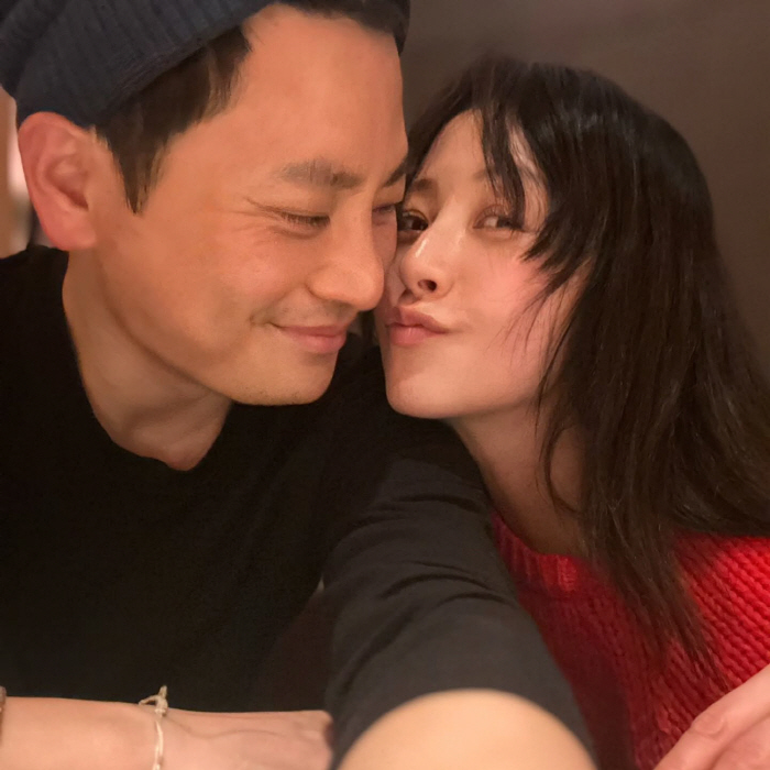  Seo Jung-hee, 62, kisses her lover 6 years younger...Do you prepare for next year's wedding