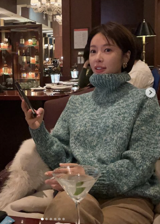 40-year-old Hwang Jung-eum still looks beautiful during a cocktail date with a famous actor who is 9 years older